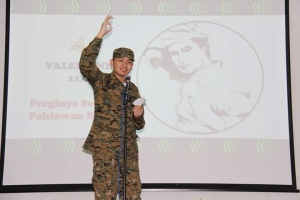 Valentine reciting his sajak 'Pahlawan'