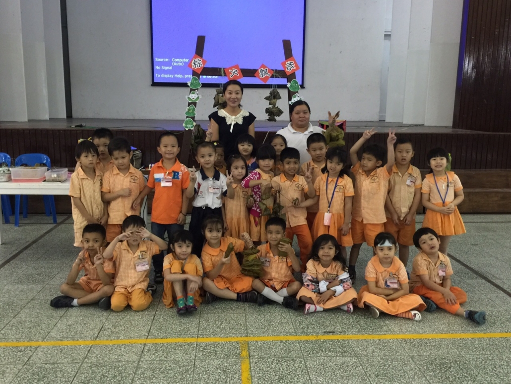 2.学生们开心地拿着粽子合照