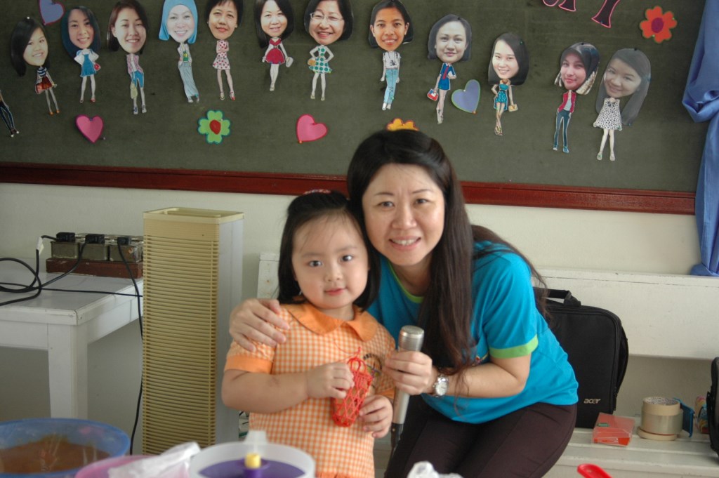 2.抢答成功的幼生获颁小礼物
