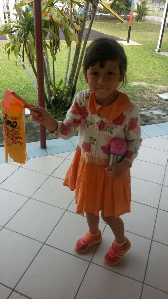 5.小妹妹开心地提着灯笼