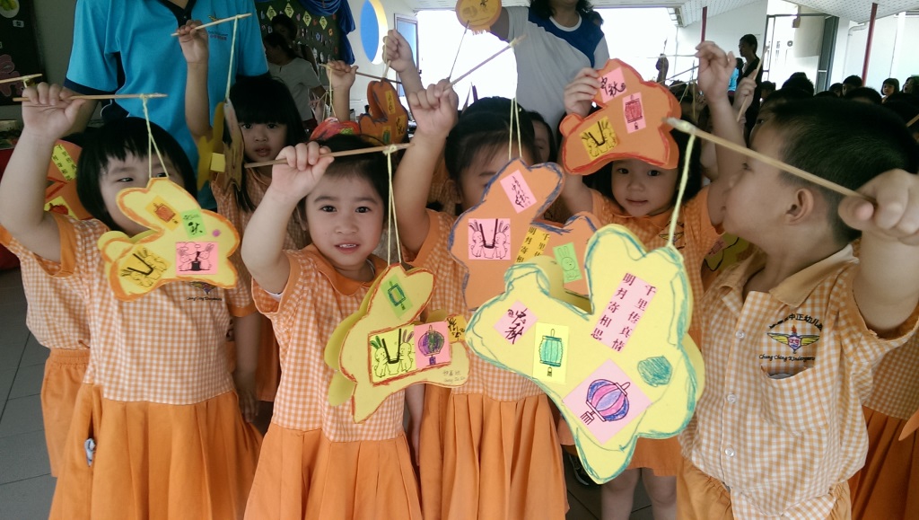 6.幼生们展示自己制作的灯笼·