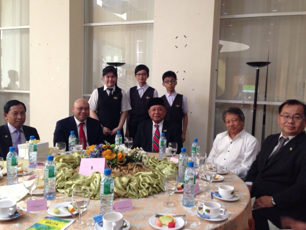 The top three winner were given an opportunity to have hi-tea with the Minister of MOC1 - Copy