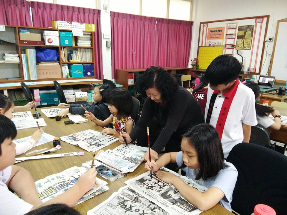 3杨赐秋老师指导学生写书法