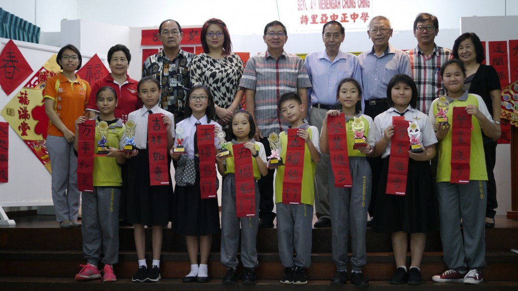 7得奖学生与嘉宾们合照