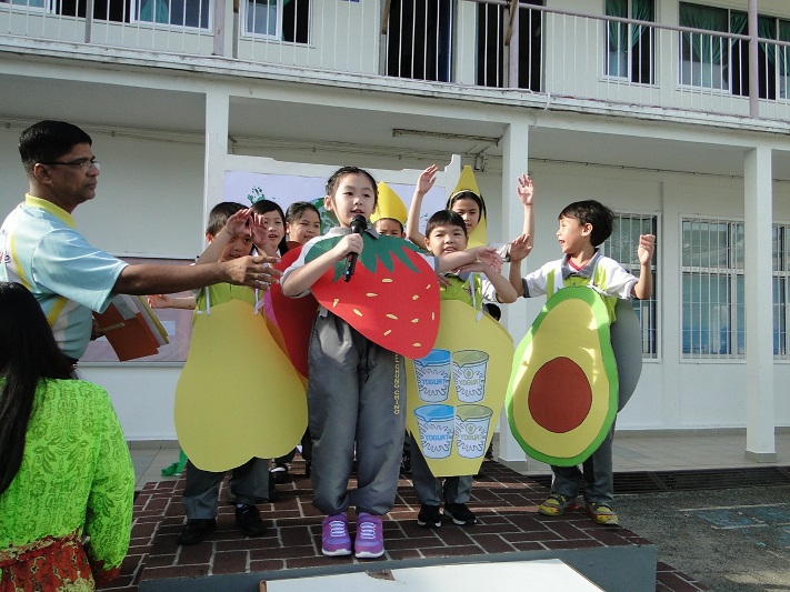 3学生呈现“绿色食品”宣导